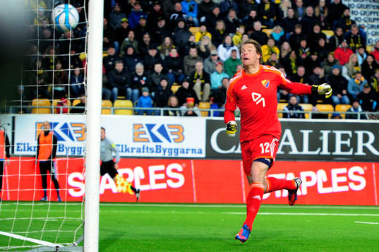 Stefan Ishizaki, Elfsborg lobbar in bollen bakom Kenneth