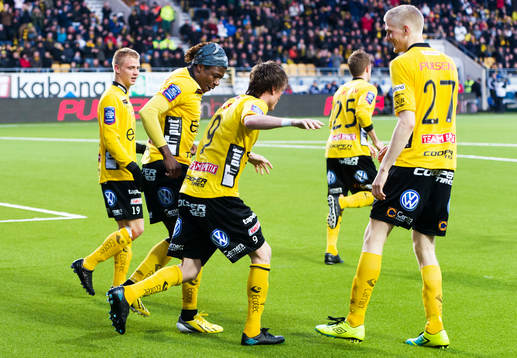 Lasse Nilsson dansar med Mohamed Bangura, Elfsborg