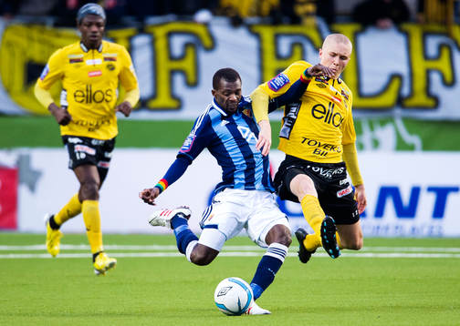 Närkamp mellan Yussif Chibsah, Djurgården, och Sebastian