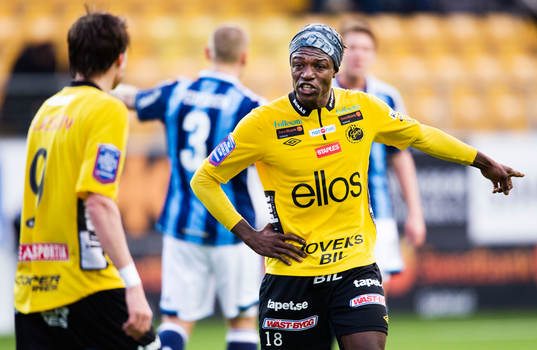 Mohamed Bangura, pratar med Lasse Nilsson, Elfsborg