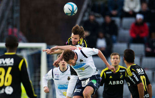 Nils-Eric Johansson, AIK, trycker ned Mikael Dahlberg, Gefle