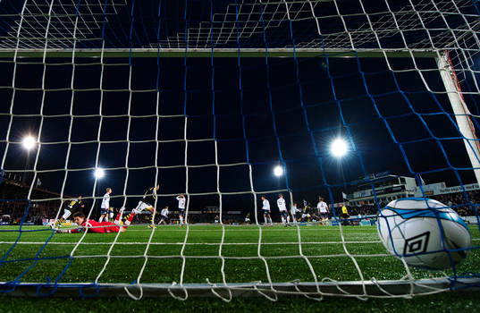 Mattias Hugosson, målvakt, Gefle, kollar bakåt mot mål