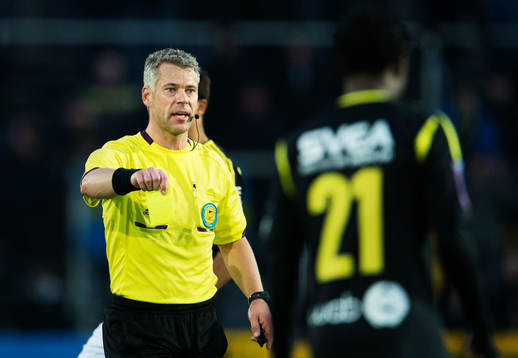Tobias Mattsson, domare, delar ut ett gult kort