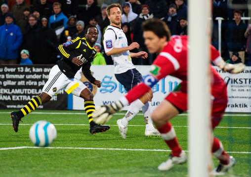 Martin Kayongo-Mutumba, AIK, skjuter ett skott som går
