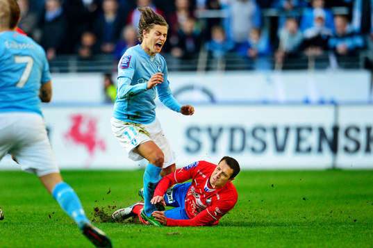 Simon Thern, Malmö FF kapas av Kenny Pavey, Öster, som