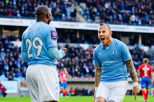 Tokelo Rantie, Malmö FF, gör 1-0 och jublar framför