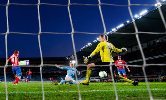 Simon Kroon, Malmö FF, slår in 2-0 bakom Aleander Nadj,