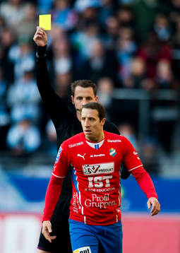Kenny Pavey, Öster, får ett gult kort