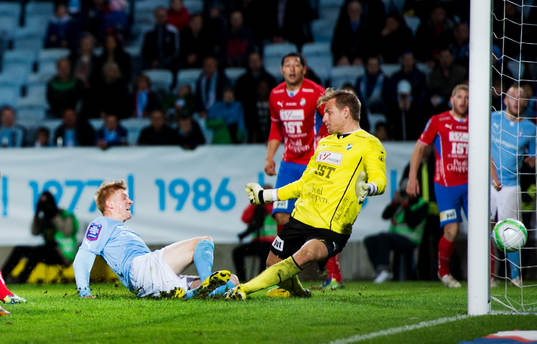 Simon Kroon, Malmö FF, stöter in 2-0 bakom Aleander Nadj,