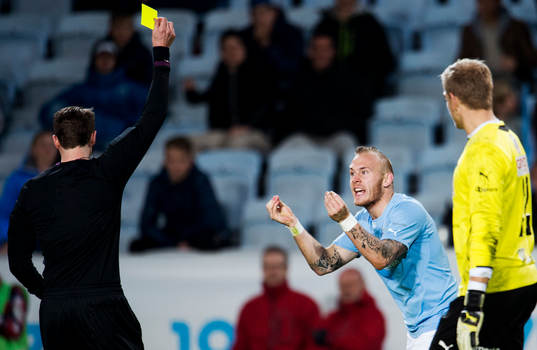 domare Andreas Ekberg, ger en varning till Magnus Eriksson,