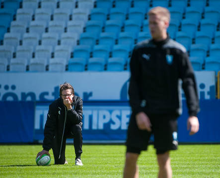 Rikard Norling, tränare Malmö FF ser på när spelarna