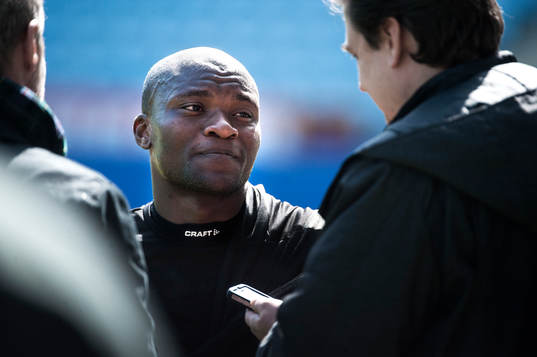 Tokelo Rantie, Malmö FF, blir intervjuad av journalister