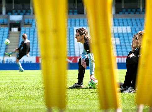 Rikard Norling, tränare Malmö FF övervakar träningen
