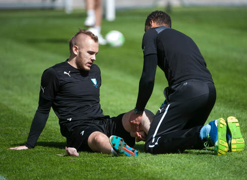 Magnus Eriksson, Malmö FF, får lindat ben