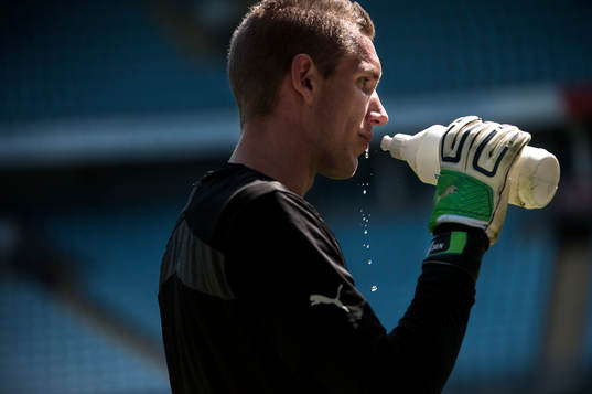 Robin Olsen, målvakt, Malmö FF släcker törsten