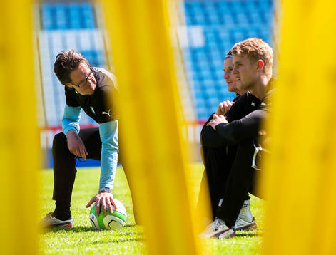 Rikard Norling, tränare Malmö FF samtalar med Erik