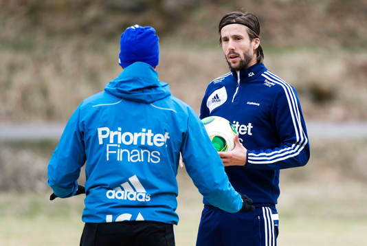 Mattias Bjärsmyr, IFK Göteborg, samtalar med en av