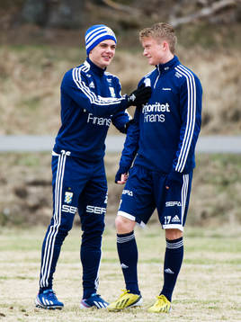 David Moberg Karlsson klappar om Sam Larsson, IFK Göteborg
