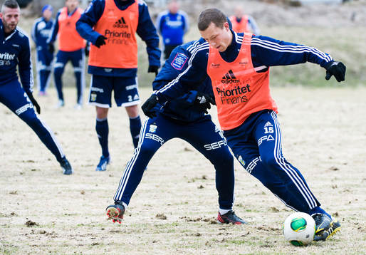 Jakob Johansson, driver förbi Nordin Gerzic, IFK Göteborg