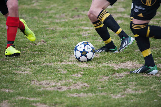 Gräs, uselt vårgräsmatta, fot, fötter, fotboll,