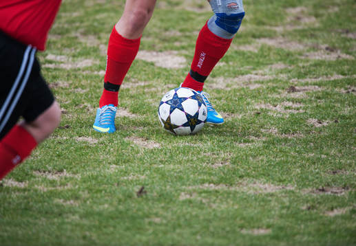 Gräs, uselt vårgräsmatta, fot, fötter, fotboll,