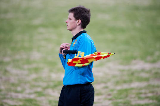 Assisterande domaren Jonathan Smith