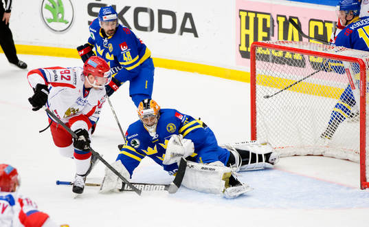 Johan Backlund, målvakt, Sverige  stoppar Evgeny