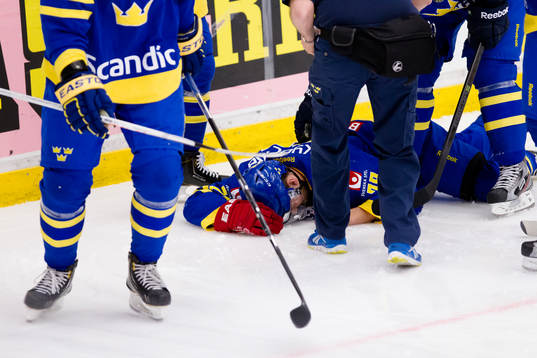 Dick Axelsson, Sverige skadad