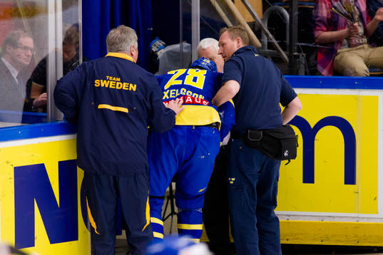 Dick Axelsson, Sverige leds ut skadad