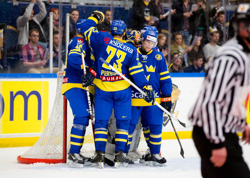 Niklas Persson, Sverige  Daniel Rahimi, Sverige  tackar
