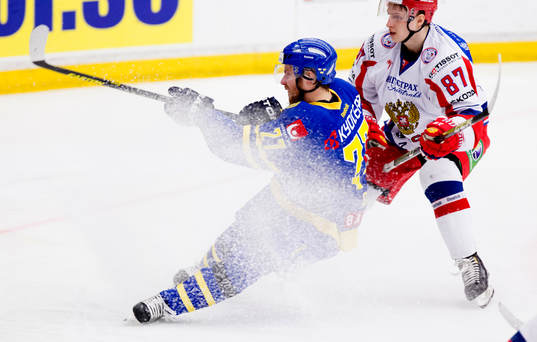 Linus Omark, Sverige  gör 4-0 framför Vadim Shipachev,
