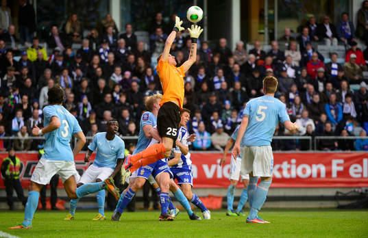 Robin Olsen, Malmö FF, plockar ner en boll