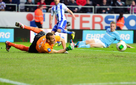 Robin Olsen, Malmö FF, gör en räddning