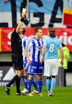 Tobias Hysén, IFK Göteborg, får ett gult kort av domare