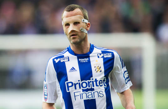 Hjalmar Jonsson, IFK Göteborg, spelar med ansiksskydd