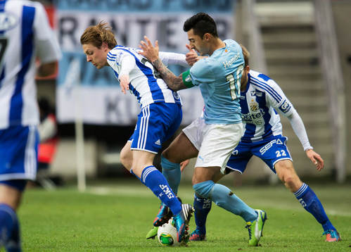 Jiloan Hamad, Malmö FF, försöker ta sig förbi Joel
