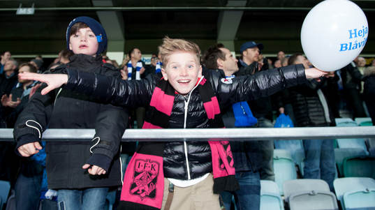 Unga Blåvita supportrar jublar
