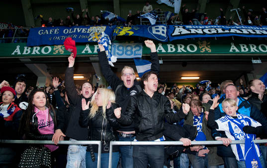 Blåvita supportrar jublar