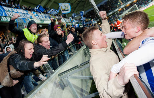 Sam Larsson, IFK Göteborg, jublar med de blåvita fansen