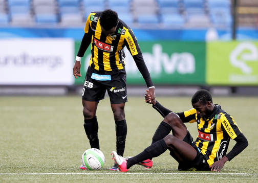 Dominic Chatto hjälper Dioh Williams, Häcken, upp