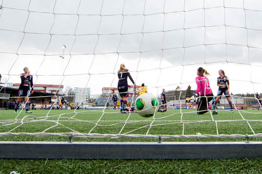 Christen Press gör 2-0 för Tyresö bakom Sofia Lundgren,