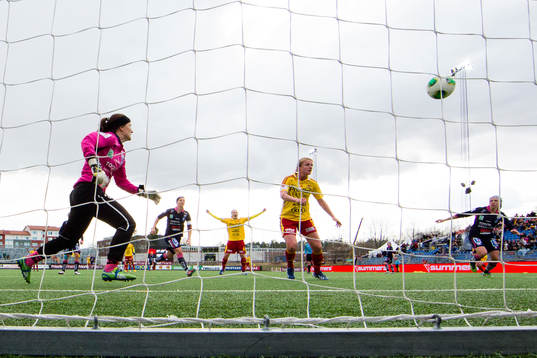 Kirsten van de Ven gör 1-0 för Tyresö bakom Sofia