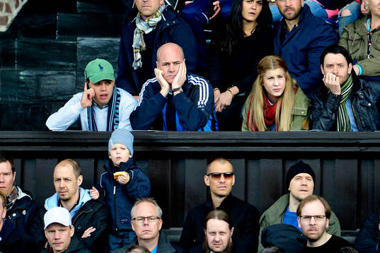Statsminister Fredrik Reinfeldt ser matchen