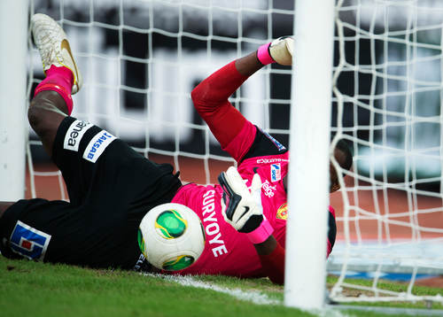 Dwayne Miller, målvakt, Syrianska, räddar bollen på