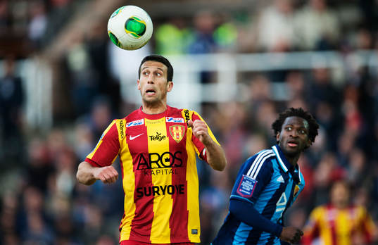 Suleyman Sleyman, Syrianska, nickar bort bollen framför