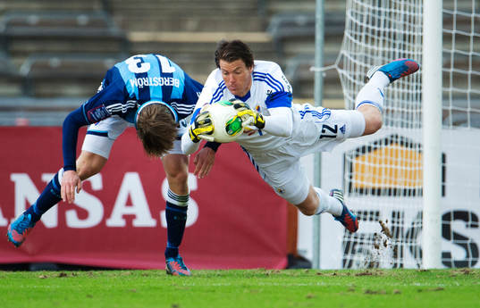 Kenneth Høie, målvakt, Djurgården, slänger sig över