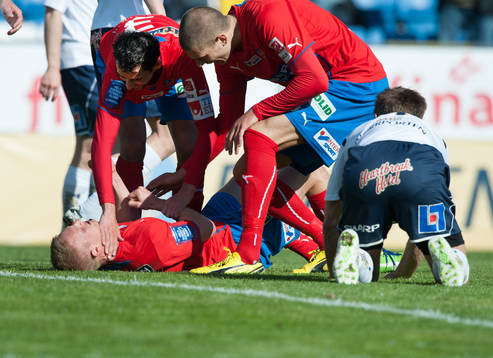 2-1 Peter Larsson, Helsingborg, som grattas av Loret Sadiku