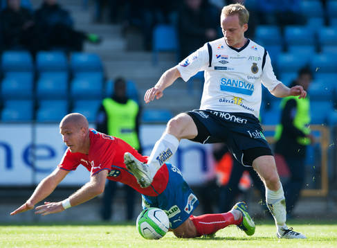 Mattias Lindström, Helsingborg, rivs här ner av Per Asp,