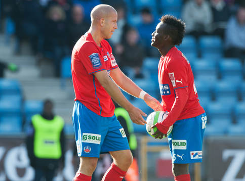 Mattias Lindström, Helsingborg, rivs här ner av Per Asp,
