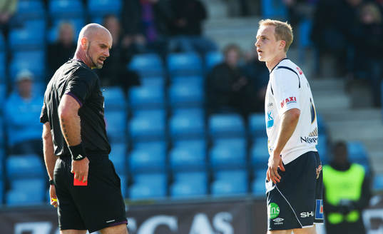 Per Asp, Gefle, utvisad av Stefan Johannesson, domare
